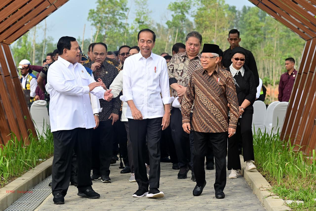 ma'ruf amin dampingi jokowi saat melakukan sidang kabinet terakhir di IKN