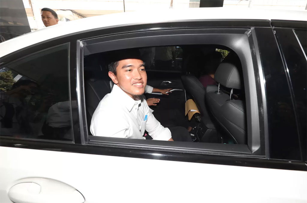 Putra Jokowi, Kaesang Pulang Naik Pesawat Komersial