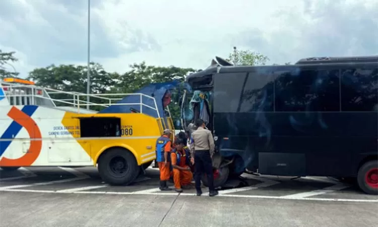 Kecelakaan Bus Brimob Bawa Rombongan SMA 1